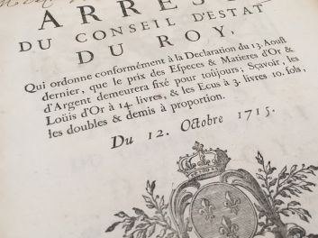 Louis XV (Ludwig XV.), Philippe II. Duc d'Orléans, Staatsratbeschluss zur Bestätigung des festgesetzten Wertes von Gold- und Silbermünzen in Einklang mit der Deklaration vom 13. August 1715, Arrest du Conseil d'Estat du Roy, Qui ordonne conformément à la Declaration du 13. Aoust dernier, que le prix des Especes et Matiers d'Or et d'Argent demeura fixé pour toûjours; Sçavoir, les Loüis d'Or à 14 Livres, et les Ecus à 3 Livres 10 Sols, les doubles et demis à proportion, 1715