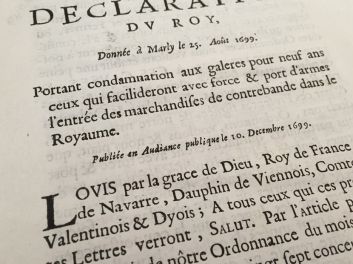 Louis XIV (Ludwig XIV.), königliche Deklaration, Déclaration du Roy, Portant condamnation aux galeres pour neuf ans ceux qui facilideront avec force et port d'armes l'entrée des marchandises de contrebande dans le Royaume, Verbannung auf die Galeeren für einen Zeitraum von neun Jahren, für die, die Schmugglern den Zugang zum Königreich erleichtern, 1699