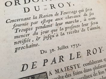 Louis XV (Ludwig XV.), königliche Ordonnanz, Futterrationen der Pferde der Truppen, Ordonnance du Roy du 30 juillet 1731 concernant la ration de fourrage qui sera fournie par estape aux chevaux de ses troupes pendant leur marche, à commencer du jour de la présente notifiée jusqu'à la récolte de l'année prochaine, 1731