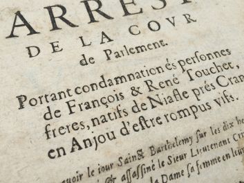 Parlement, unter Louis XIV (Ludwig XIV.): Parlamentsbeschluss, Arrest de la Cour de Parlement de Paris. Portant condamnation és personnes de François et René Touchet, frères, natifs de Niasle près Cran en Anjou d'estre rompus vifs, Hinrichtung (Rädern) der Brüder Touchet wegen zweifachen Mordes