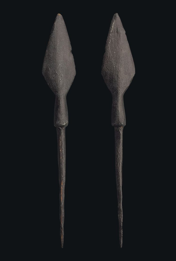 Englische Pfeilspitze, 85 mm: Mittelalterliche Blattpfeilspitze, handgeschmiedet und mit Absatz am Dorn. Vorwiegend bei der Jagd im Einsatz, 13.–14. Jahrhundert (Bodenfund, Großbritannien) / English Arrowhead, 85 mm: Medieval leaf arrowhead, hand-forged and with a heel on the spike. Used primarily for hunting, 13th to 14th century (Archaeological find, Great Britain) / Pointe de flèche médiévale en forme de feuille, forgée à la main et dotée d'un talon sur la pointe. Principalement utilisé pour la chasse, 13e - 14e siècle (Découverte archéologique, Grande-Bretagne)